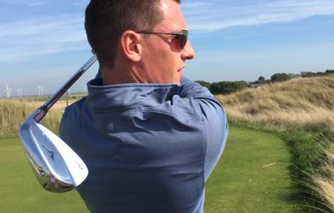 a man playing golf and wearing Bigatmo sunglassess